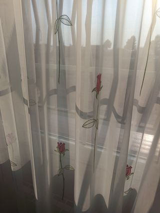 Cortinas blancas con rosas rojas