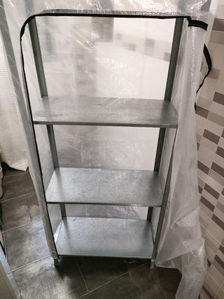 Estantería Ikea HYLLIS con funda protectora