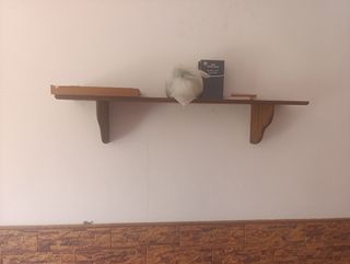 Estantería de madera marrón