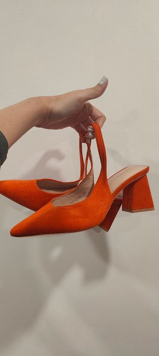 Tacones bajos de terciopelo naranja