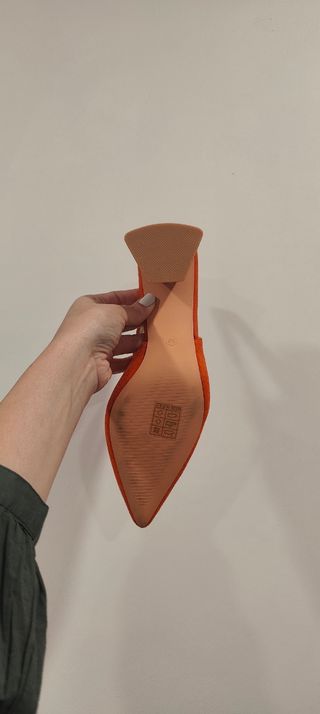 Tacones bajos de terciopelo naranja