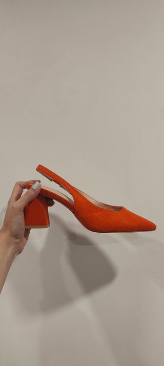 Tacones bajos de terciopelo naranja