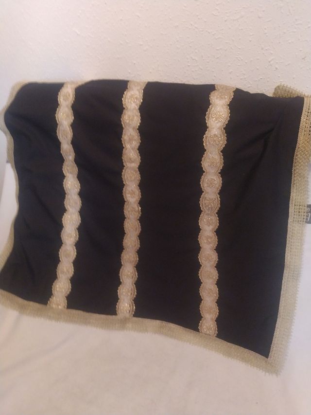 Manteleta negra con encaje dorado