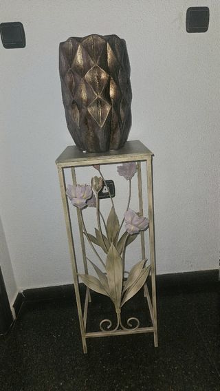 Jarrón y pedestal forja