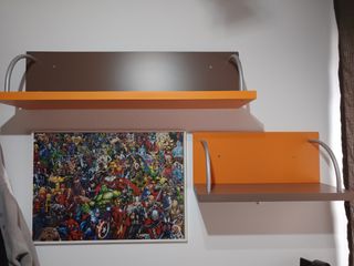 Cama alta con armario y cajonero debajo.