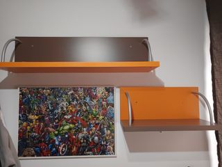 Cama alta con armario y cajonero debajo.