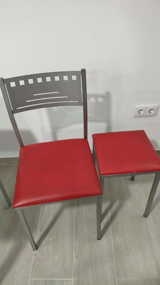 Mesa cocina gris con cajón 2 sillas y 2 taburetes