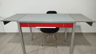 Mesa cocina gris con cajón 2 sillas y 2 taburetes