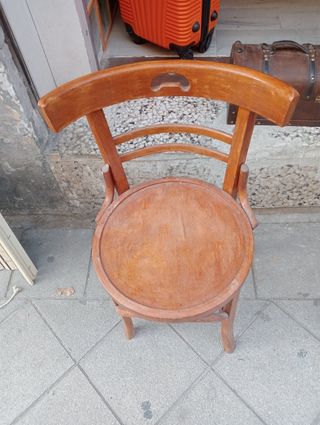 Silla antigua de madera