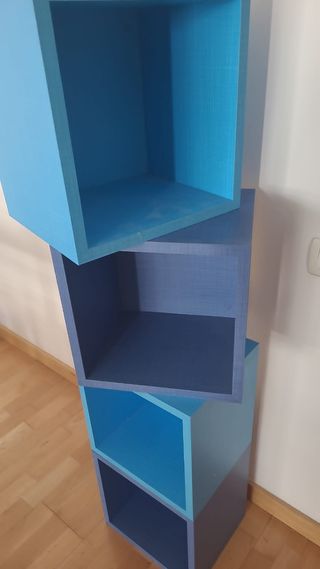  1 Estantería mas 4 unidades cubos azul 
Más estan