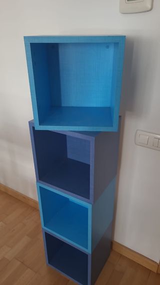 1 Estantería mas 4 unidades cubos azul 
Más estan
