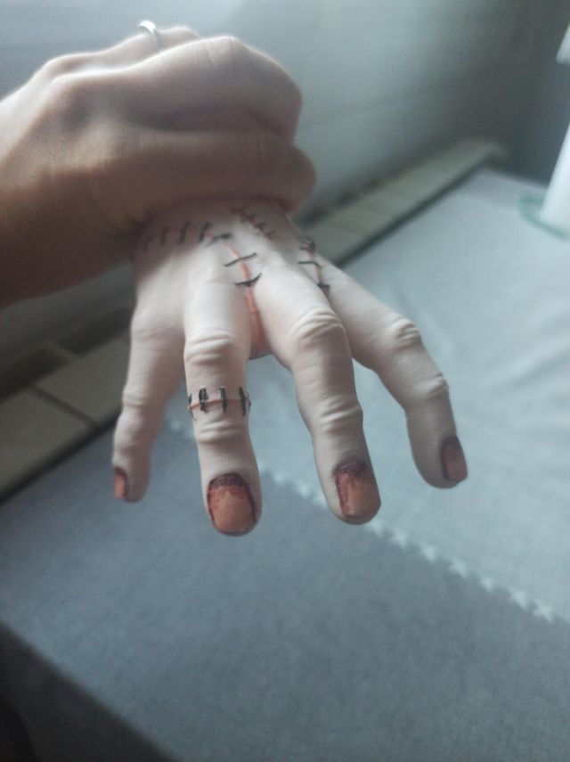 Mano Decorativa Familia Adams