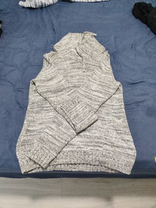 Jersey gris y blanco