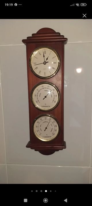 Reloj, termómetro e higrómetro