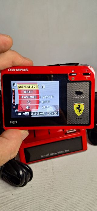Olympus Ferrari - Cámara digital roja