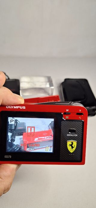 Olympus Ferrari - Cámara digital roja