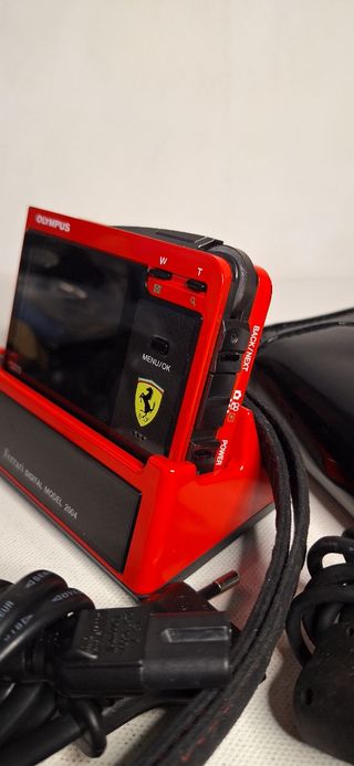 Olympus Ferrari - Cámara digital roja