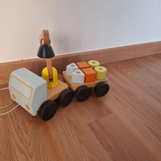Camión grúa de madera infantil