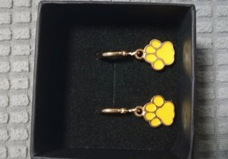 Pendientes dorados con forma de huella