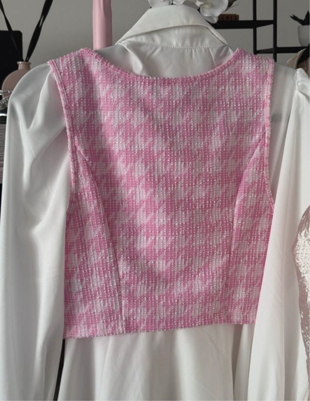 Vestido blanco con chaleco rosa