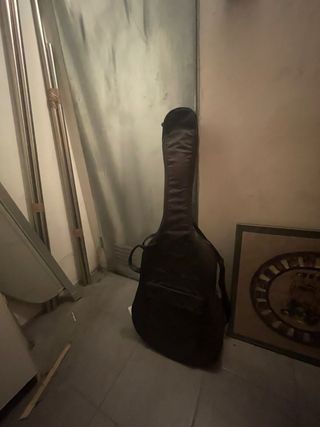 Guitarra clásica con funda