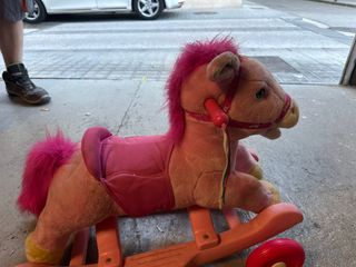 Caballo balancín rosa