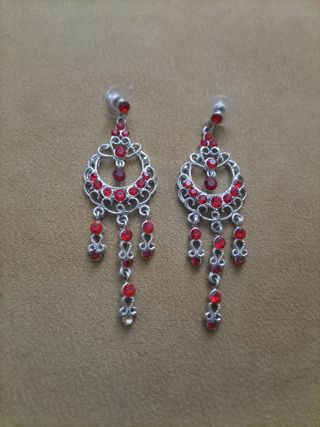 Pendientes rojos y plateados