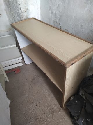 Estanterías metálicas blancas y beige