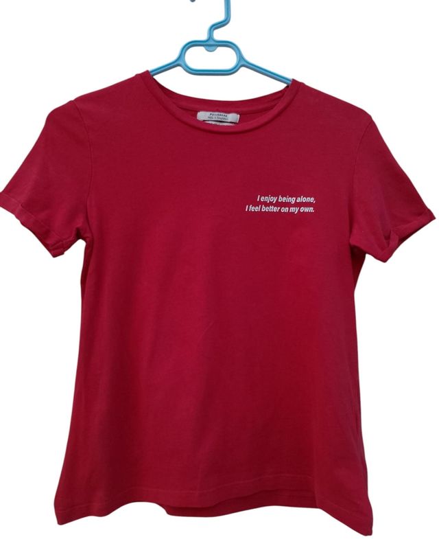 Camiseta roja de manga corta.