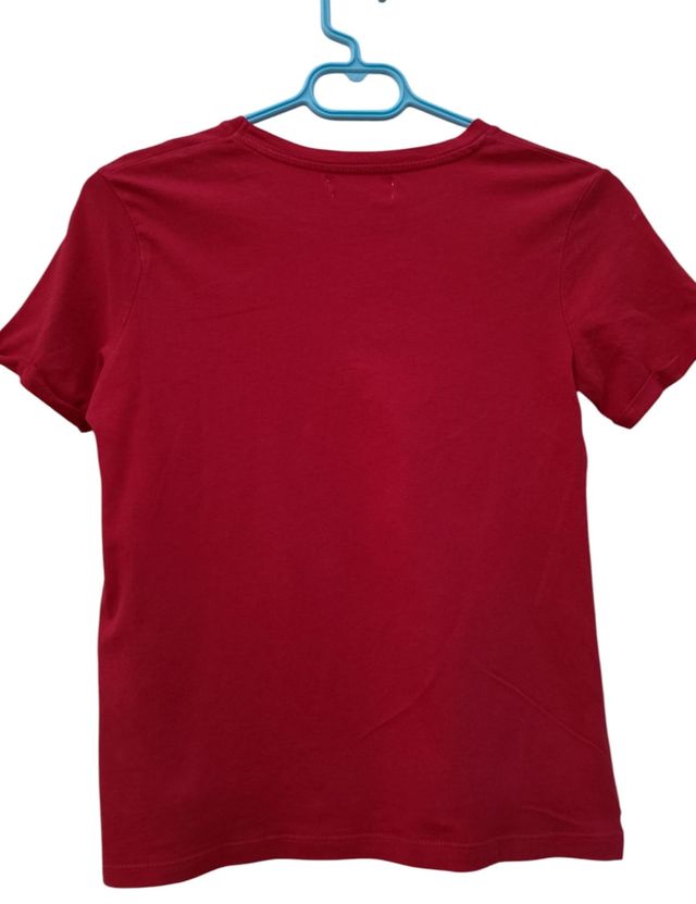 Camiseta roja de manga corta.
