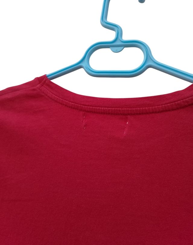 Camiseta roja de manga corta.
