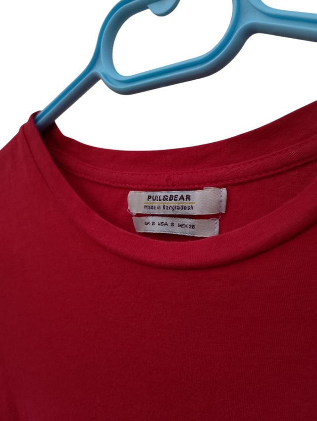 Camiseta roja de manga corta.