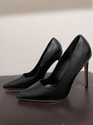 Tacones negros altos y de plataforma 