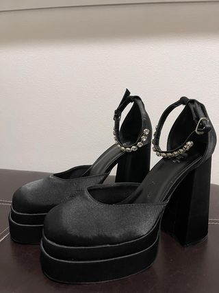 Tacones negros altos y de plataforma 