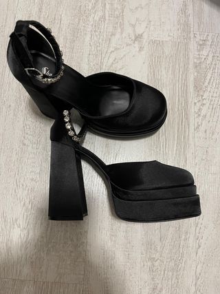 Tacones negros altos y de plataforma 