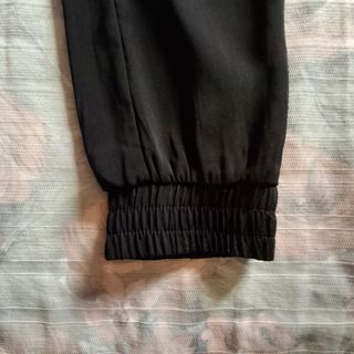 Pantaloni neri con elastico alla caviglia 