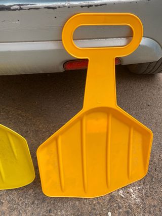 Trineo pala amarillo nieve