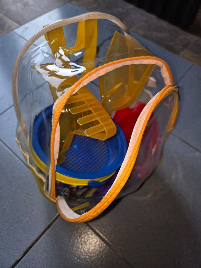 Mochila transparente juguetes playa