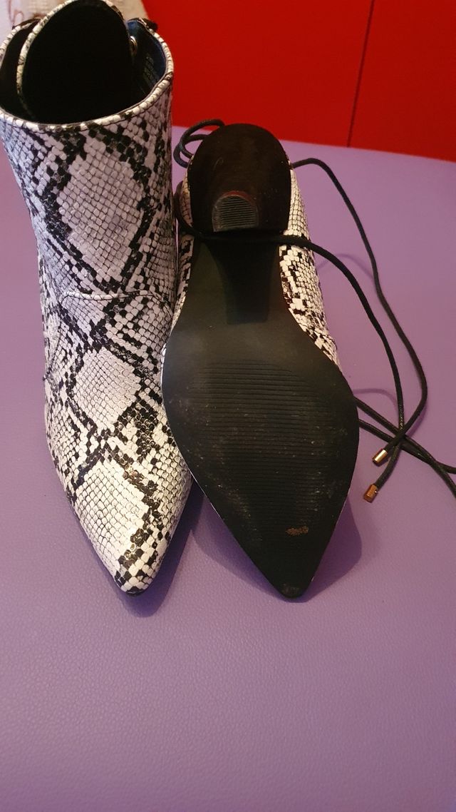 Botines serpiente tacón alto
