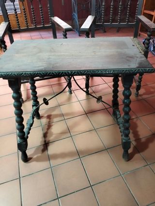 Mesa antigua de madera tallada