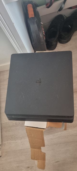 PS4 (PlayStation 4) negra