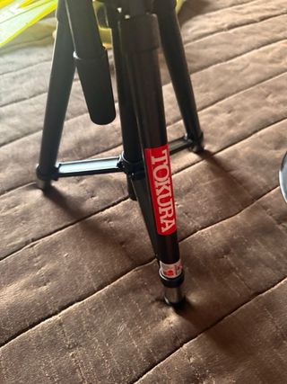 Trípode Tokura - Cámara