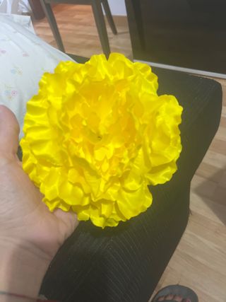 Flor flamenca amarilla grande