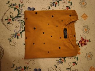 Maglietta Bershka giallo senape, con stelle