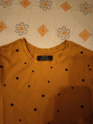Maglietta Bershka giallo senape, con stelle