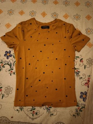Maglietta Bershka giallo senape, con stelle