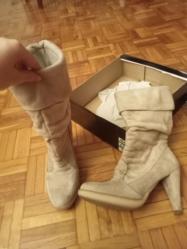 Botas tacón ante color crema