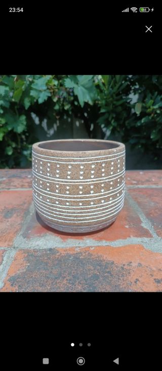 Maceta cerámica marrón y blanca