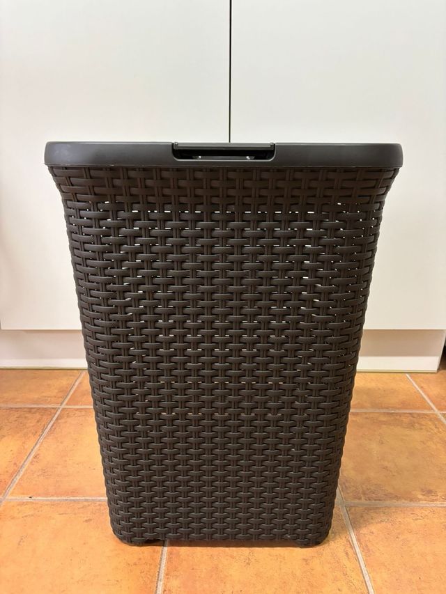 Cesto ropa marrón plástico
