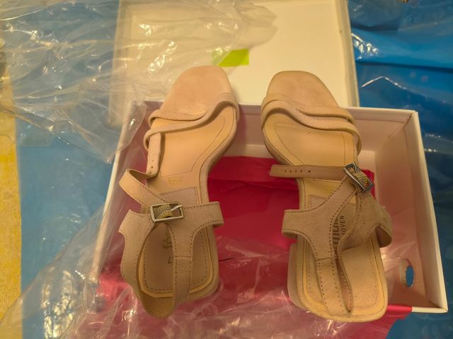 Sandalias beige mujer tacón bajo